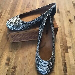 Softwalk Sonoma Black/White Faux Snakeskin  RoundToe Ballet Flat 9.5 WW S1862028